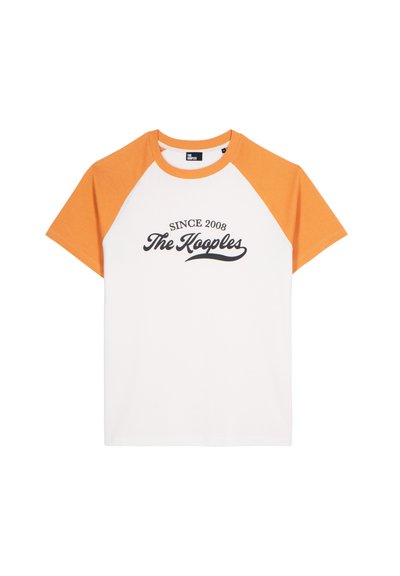 Weißes T-Shirt mit orangefarbenen Raglanärmeln, versehen mit einem schwarzen Drucklogo, auf dem "Seit 2008 The Kooples" steht. Aus weichem Baumwollmaterial.