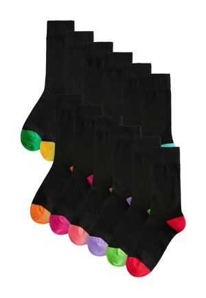 Zwölf Paar schwarze kurze Socken mit gerippten Bündchen, jeweils mit unterschiedlich gefärbten Fersen und Zehen in Grün, Gelb, Orange, Pink, Lila und Rot.