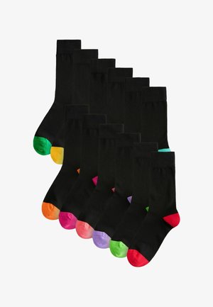 Kaksteist paari musta võrukesega sokke soonikkoes mansettidega, millel on erinevat värvi kand ja varbad, sealhulgas roheline, kollane, oranž, roosa, lilla ja punane.