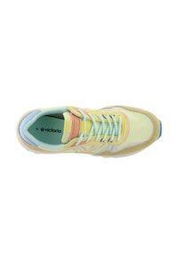 Pastelgele en beige sneaker met lichtblauwe veters, roze stiksels, blauwe buitenzool en "Victoria"-logo op de tong en het voetbed.