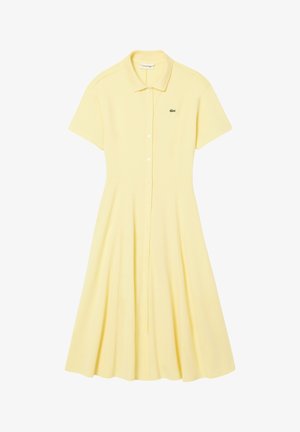 Robe à manches courtes, jaune pâle, boutonnée avec col et petit logo de crocodile vert brodé sur la poitrine.