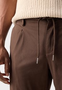 Lindbergh DRAWSTRING PANTS - Pantaloni - deep brown