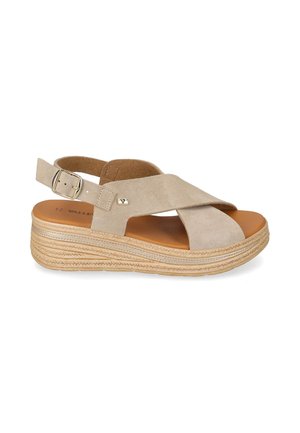 Sandalo beige in camoscio con zeppa, cinturini incrociati, cinturino regolabile alla caviglia con fibbia dorata e suola platform testurizzata.