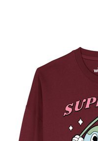 Bordeauxrode trui met ronde hals, voorzien van een kleurrijk grafisch ontwerp met het woord "SUPER" in roze en een decoratief groen element.