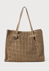 Borsa tote in pelle marrone con texture a coccodrillo, dotata di due manici superiori e cuciture a contrasto. Forma rettangolare con design strutturato.