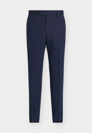Pantalon habillé homme bleu marine sur mesure avec passants de ceinture, pli avant et coupe ajustée sur fond uni.