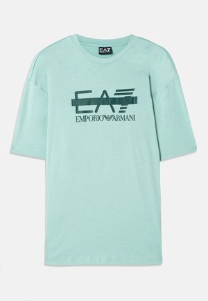 Svetlo mätovo zelené tričko vyrobené z mäkkej bavlny. Má okrúhly výstrih a krátke rukávy s potlačeným dizajnom loga EA7 Emporio Armani.