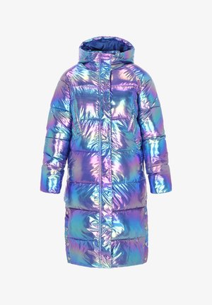 Irideszierender Puffermantel mit Kapuze, Frontreißverschluss und Druckknopfdetails. Die Farben reichen von Lila bis Blau mit einer glänzenden Textur.