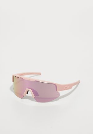 Óculos de sol desportivos com uma armação de plástico rosa, grandes lentes curvadas em gradiente roxo, um nariz proeminente e acentos laterais.