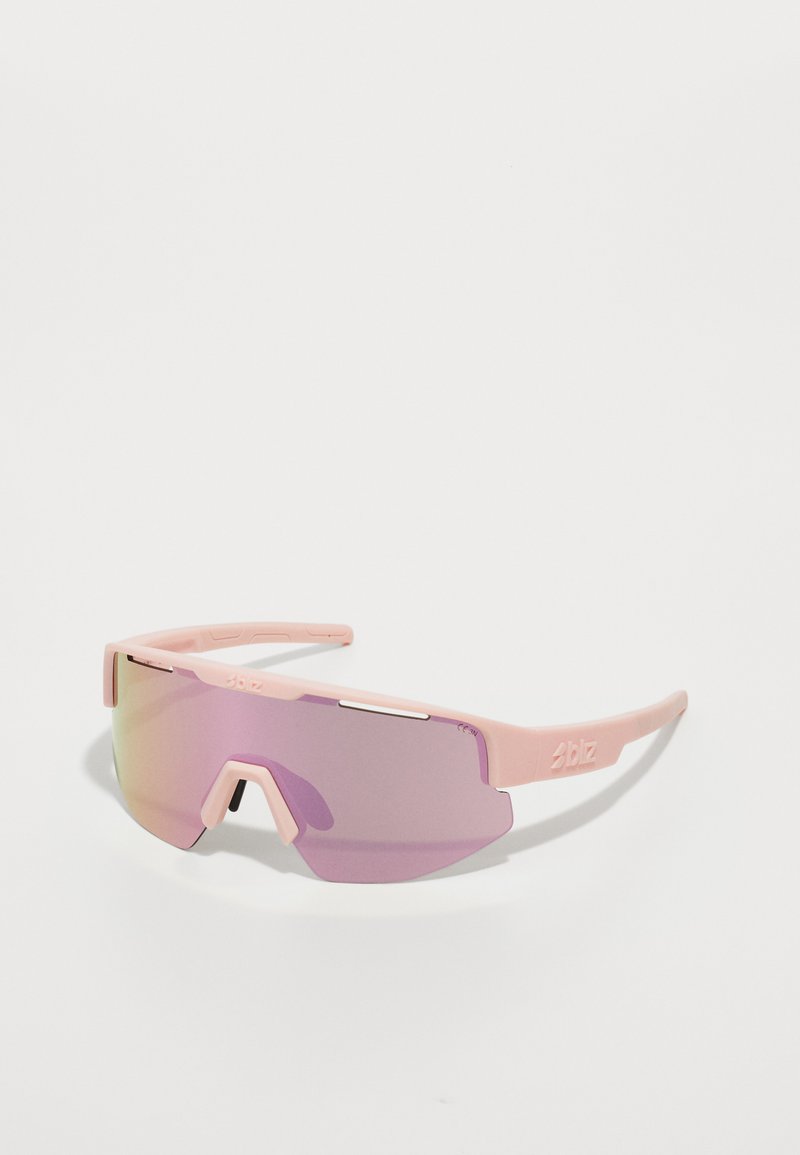 Lunettes de sport avec une monture en plastique rose, de grandes lentilles courbées en dégradé de violet, un pont nasal proéminent et des accents sur les côtés.
