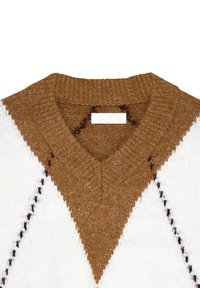 Pull en tricot en V marron et blanc avec un motif en losange. Doté d'un col côtelé et d'accents de couture sombre contrastants.