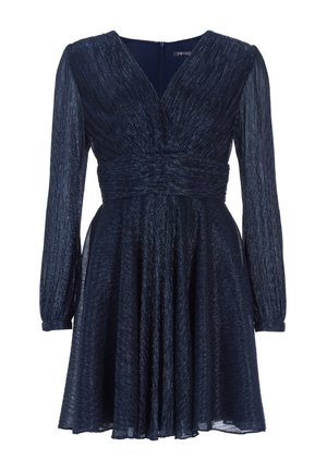 Abito blu navy con maniche lunghe e testurizzate, design avvolgente e vita aderente. Gonna fluida con morbide plissettature e zip nascosta sul retro.