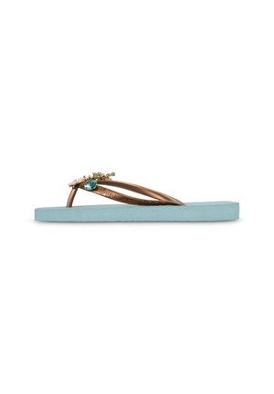Tongs plates bleues avec des brides en bronze ornées d'accents dorés et de décorations en pierres précieuses turquoise et rose.