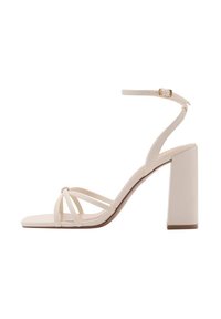 Ecrufarbene Sandalen mit Blockabsatz und dünnen Riemen, einer quadratischen Zehenpartie und einem verstellbaren Knöchelriemen. Glatte Textur und minimalistisches Design.