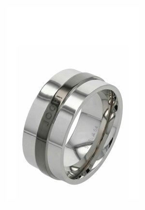 Brede zilveren metalen ring met een gepolijste afwerking, gegraveerd met "JOOP!" aan de buitenkant en "STEEL 64" binnenin.
