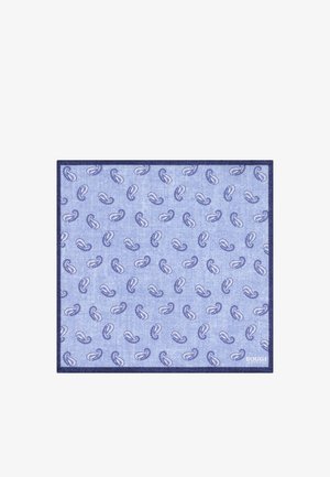 Světle modrý kapesníček se vzorem malých tmavě modrých paisley a tmavě modrým lemem, v rohu označený nápisem "BOGGI".