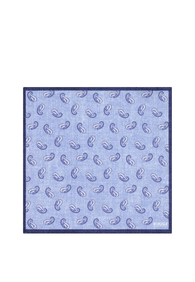 Pochette bleu clair à motifs de petits dessins paisley bleu foncé avec une bordure bleu foncé, étiquetée "BOGGI" dans un coin.