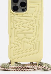 Funda de teléfono amarilla texturizada con letras en relieve. Incluye una correa de cuerda con un patrón en crema y burdeos, con nudos decorativos.