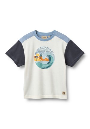 Kortærmet T-shirt i lys creme med blå og marineblå ærmer. Har en grafik med bølger og solnedgang i tealfarvet, orange og gul. Mærkat ved kanten.