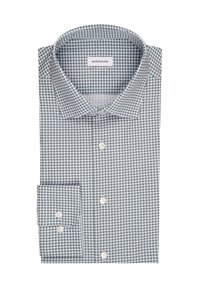 Camicia bianca con bottoni, caratterizzata da un piccolo motivo geometrico in grigio e blu. Presenta un colletto a punta e polsini con un bottone.