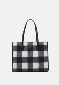 Sac fourre-tout à carreaux noir et blanc en feutre, doté de poignées synthétiques noires et d'un logo doré "GUESS EST 1981" à l'avant.