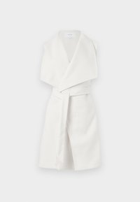 Valkoinen hihaton kietaisuntakki, jossa on viistetty kaulus, sidontavyö ja pehmeä rakenne. Takissa on selkeä muotoilu ilman näkyviä varusteita.