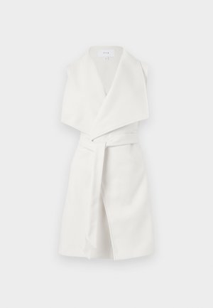 Cappotto bianco senza maniche con colletto a punte, cintura in tessuto e texture morbida, caratterizzato da un design pulito e senza hardware visibile.