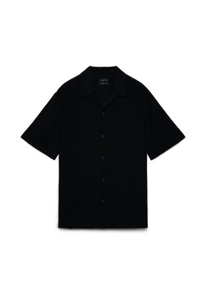 Schwarzes kurzärmeliges Hemd mit Knöpfen und Camp-Kragen, flach auf weißem Hintergrund dargestellt.