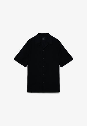 Schwarzes kurzärmeliges Hemd mit Knöpfen und Camp-Kragen, flach auf weißem Hintergrund dargestellt.