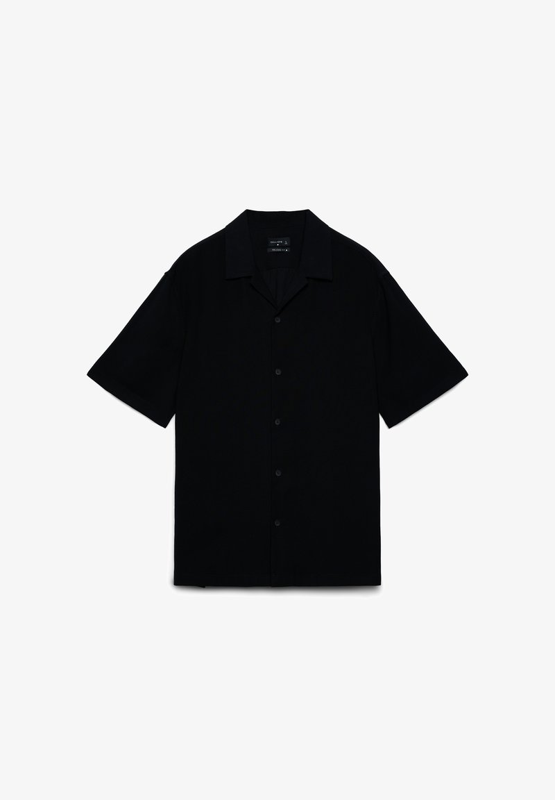 Schwarzes kurzärmeliges Hemd mit Knöpfen und Camp-Kragen, flach auf weißem Hintergrund dargestellt.