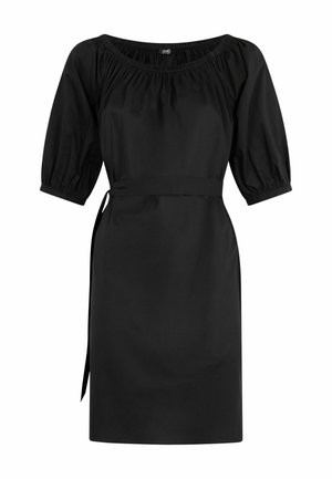 Abito nero realizzato in tessuto liscio, con scollatura ampia, maniche a sbuffo, cintura in vita e silhouette dritta.