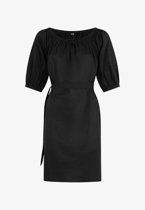 Abito nero realizzato in tessuto liscio, con scollatura ampia, maniche a sbuffo, cintura in vita e silhouette dritta.