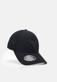 Svart baseballcap med teksturert stoff, buet skjerm og et preget okse-logo på fronten. Inkluderer fukttransporterende teknologi.
