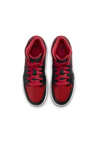 Černé a červené tenisky s vrchní částí z kůže a síťoviny, s perforovanou špičkou, polstrovaným límcem a kontrastními tkaničkami. Bílá podrážka s logem.