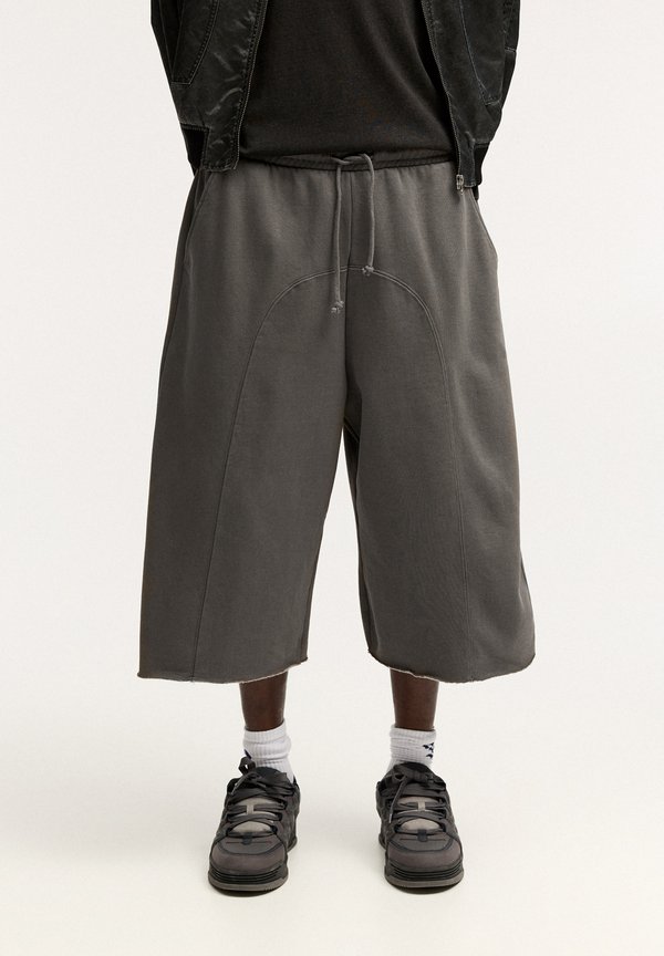 JOGGER WITH CUT HEMS - BERMUDA  - Shorts