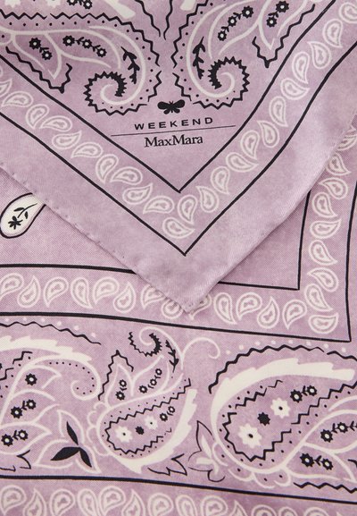 Λιλά μπαντάνα με μαύρα και λευκά λουλουδάτα μοτίβα paisley, διπλωμένη γωνία που δείχνει το κείμενο της μάρκας "WEEKEND Max Mara" και μοτίβο πεταλούδας.