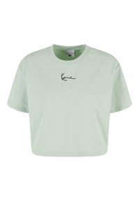 Tricou scurt de culoare verde mentă, fabricat din bumbac. Are gât rotund și mâneci scurte, cu un logo negru pe față.