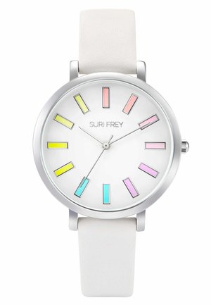 Runde Uhr mit silbernem Gehäuse, weißem Zifferblatt und pastellfarbenen Stundenmarkierungen. Weißes Lederarmband; minimalistisches Design mit klaren, gut lesbaren Merkmalen.