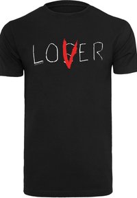 Černé tričko s nápisem "LOVER", kde je červené "V" nahrazeno "O". Je vyrobené z bavlny, má krátké rukávy a kulatý výstřih.