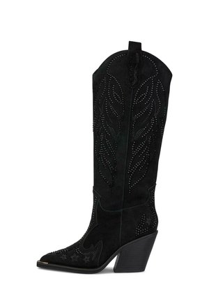 Zwarte suède cowboylaars met decoratieve stiksels en studs, puntige neus en gestapelde schuine hak.