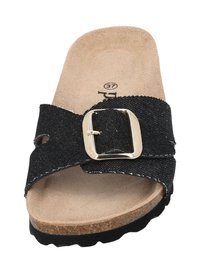 Svart denim slide sandal med en bred rem, med en gyllene spänne och en dämpad korkfotbädd, texturerad gummiyttersula.