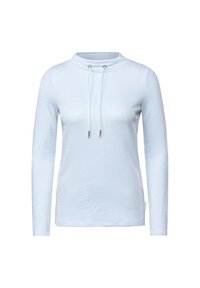 Ljusblå långärmad pullover med ribbat mönster, hög krage och justerbar drare med metalldetaljer.
