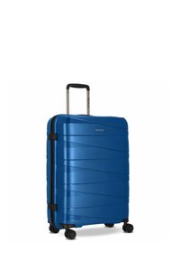 Blauer Hartschalenkoffer mit einem strukturierten diagonalen Streifenmuster, schwarzen Akzenten, vier drehbaren Rollen und einem ausziehbaren Griff.