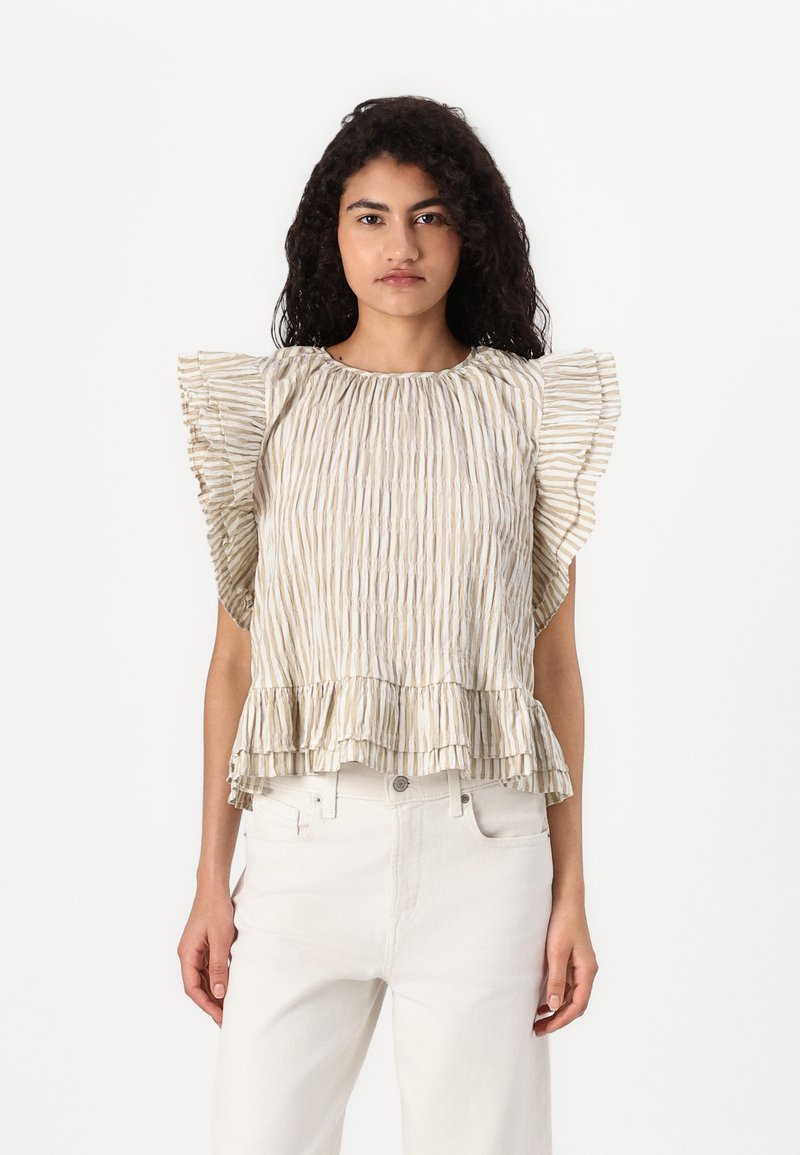 Haut à manches courtes en beige clair avec de fines rayures verticales, des manches volantées et un ourlet à volants. Fabriqué en tissu léger avec une finition texturée.