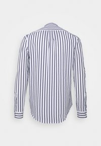 Langärmeliges gestreiftes Hemd in Weiß und Marineblau mit vertikalen Streifen, spitzem Kragen und mit Knöpfen verzierten Manschetten sowie abgerundetem Saum.