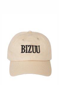 Beige baseballpet met zwarte geborduurde tekst "BIZUU" aan de voorkant, met ventilatieoogjes en een gebogen klep.