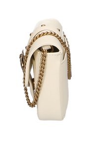 Borsa a mano in pelle beige con tracolla in catena dorata, forma rettangolare, leggera texture e borchie decorative lungo il bordo superiore.