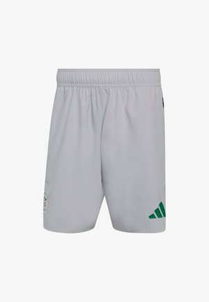 Pantalones cortos deportivos gris claro con una cintura elástica. Presentan un logo verde de Adidas y un pequeño emblema en la pierna izquierda.