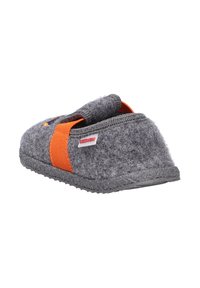 Grijze zachte slipper met een oranje textielband, contourvorm, gestructureerde bovenkant en een zwarte rubberen zool. Heeft een geborduurd ontwerp aan de voorkant.