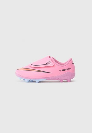 Crampons de football pour enfants roses avec des crampons violets et bleus, un swoosh Nike noir et orange, et un système de fermeture à bande Velcro sur fond blanc.